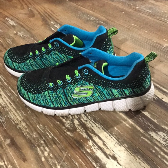 Skechers Other - SKECHERS relaxed fit memory foam air cooled sz 5